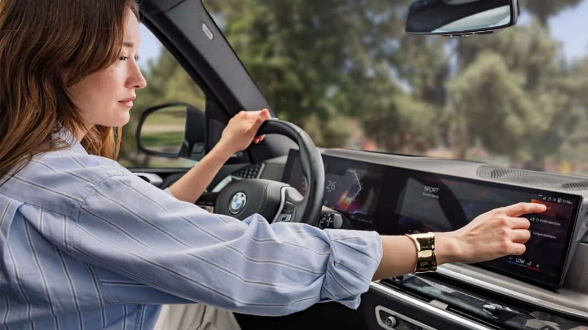 Driving or Commuting? How Hands-Free AI Assistants Boost Productivity